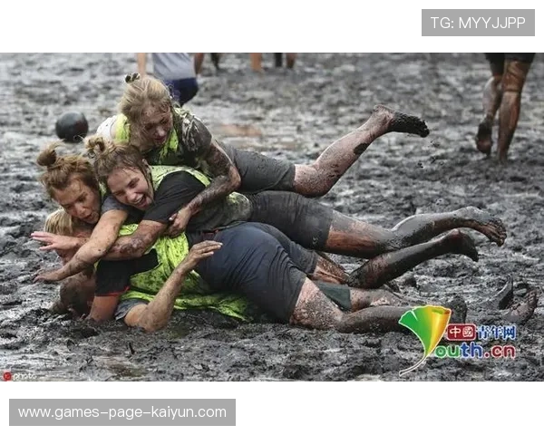 美式足球赛场暴雨成沼泽!球员全身泥浆 美式足球赛场暴雨成沼泽!球员全身泥浆