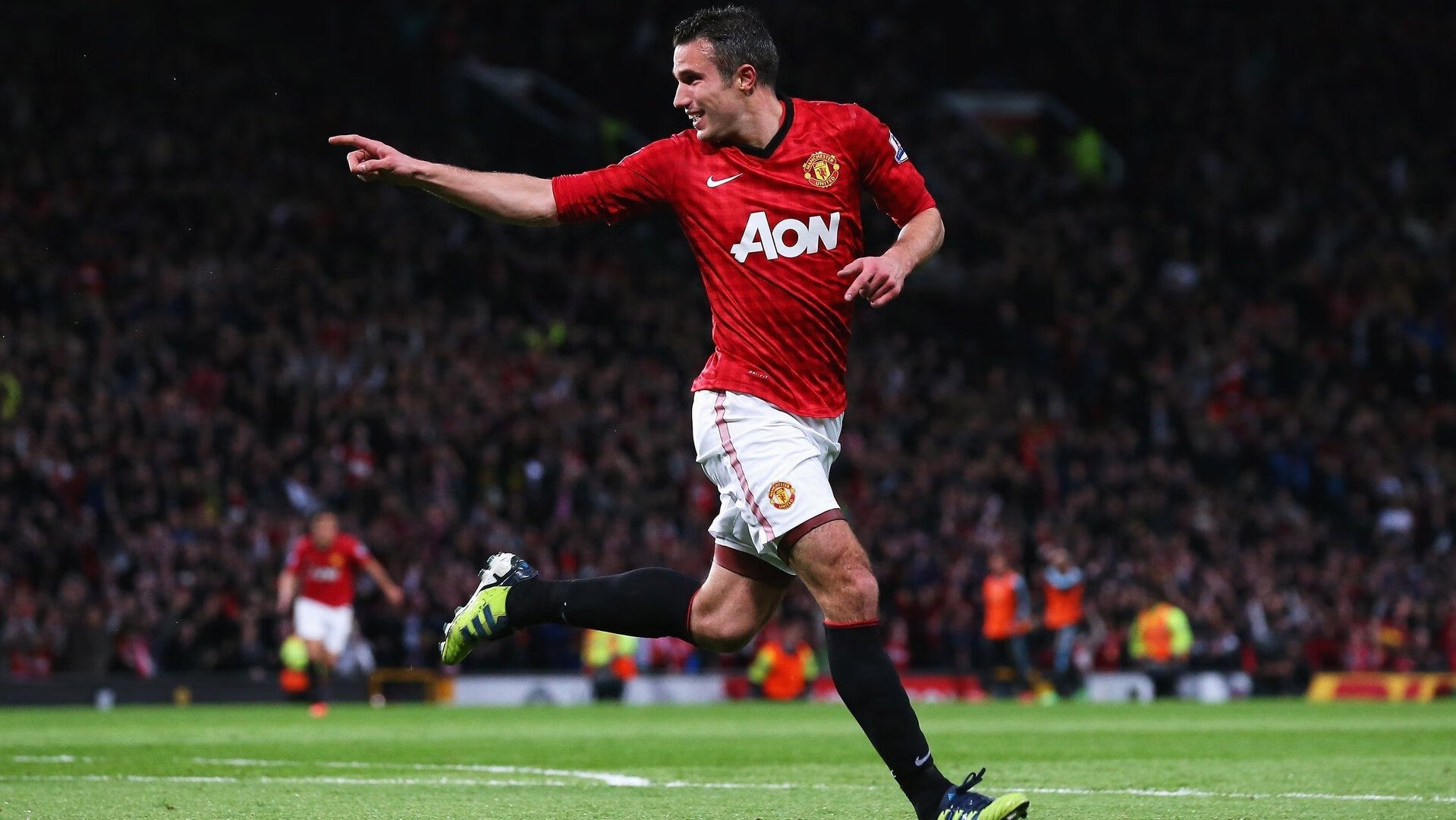 地铁站“静默深蹲挑战” 等车同时完成腿部训练